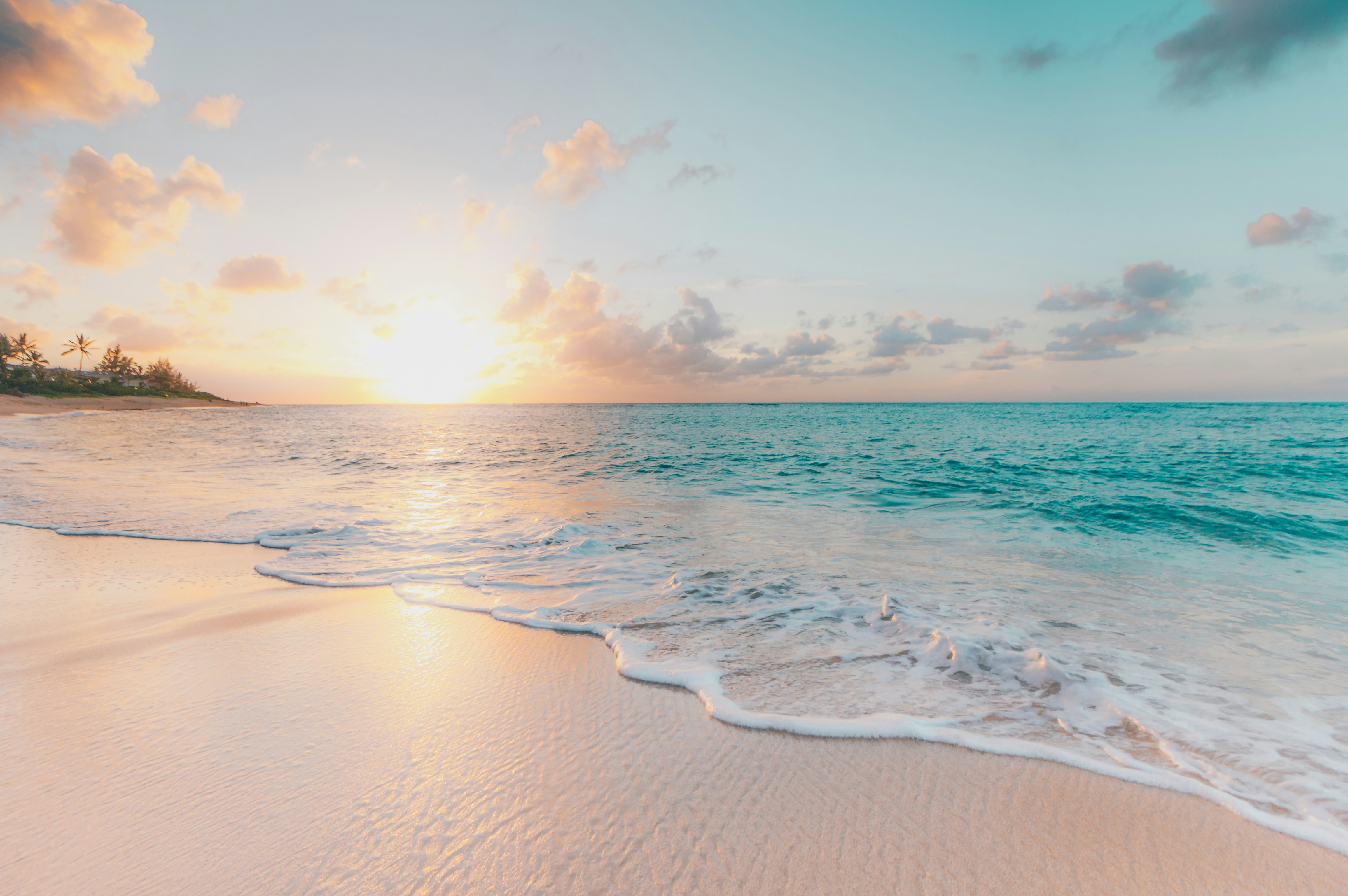 Praia paradisíaca com águas cristalinas